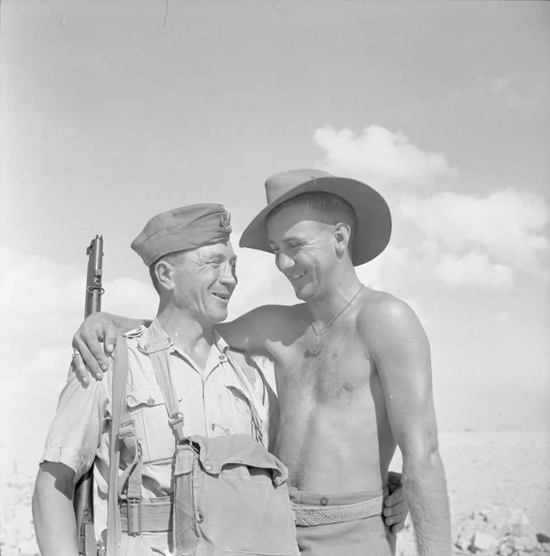 Polski żołnierz Brygady Karpackiej z australijskim kolegą w Tobruku w 1941 roku